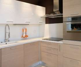 M20 Horizontal grain melamine and polyurethane upper cabinets