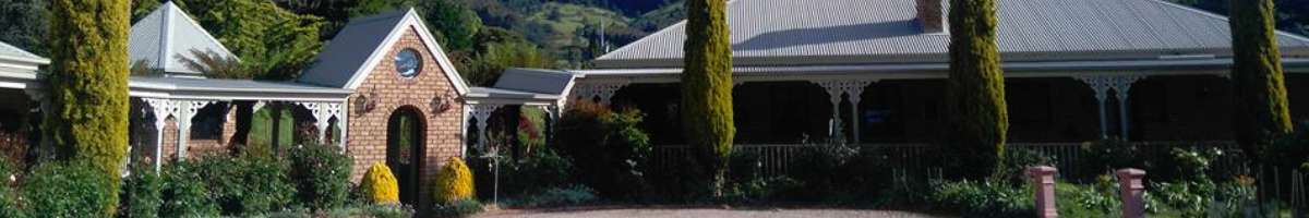 Mount Roland Country Lodge Banner