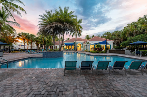 The Villas at Wyndham Lakes Apartments of Coral Springs Banner