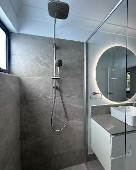 Bathroom and en-suite Flamingo Ave