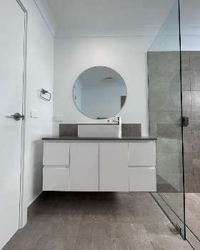 Bathroom and en-suite Flamingo Ave