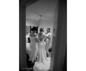 Putting on the Wedding Dress - Yasemin & Victor's Wedding