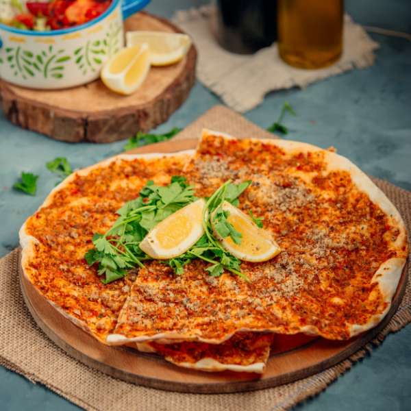 A delicious, fresh experience dish: try Lahmacun!