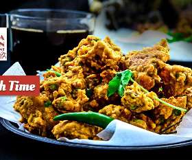 The Delicious Crunchy Indian Snack of Crispy Vegetable Fritters