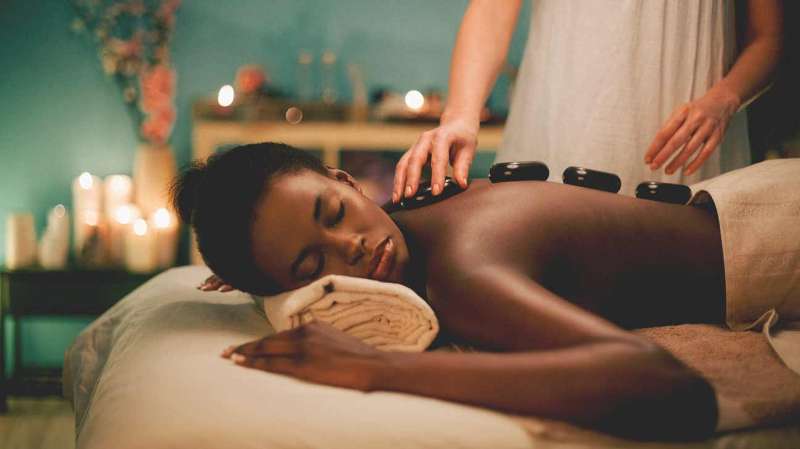 What Are the Health Benefits of a Hot Stone Massage?