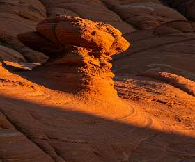 Thor’s Hammer hoodoo highlighted by early morning light at Bryce Canyon
