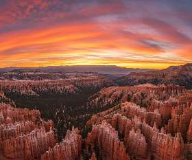 Panoramic sunrise view of Bryce Canyon Amphitheater from Inspiration Point