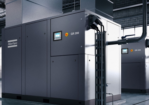 What are the differences between oil-lubricated and oil-free air compressors?