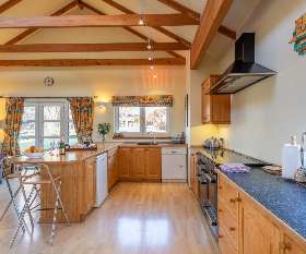 Large Garden Villa With Capacious Kitchen-Living Area - Ideal for Any Wedding Events, Friends and Family Gathering and Hen & Stag Party - Pleasant Hill Scotland