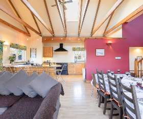 Escape to Large Holiday Villa in Glasgow, Scotland With Capacious Kitchen-Living Area and Larga Garden - Pleasant Hill Scotland