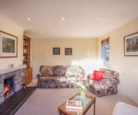 Large Garden Villa in Glasgow with Spacious Second Lounge Facility in Size of Quad Family Room Ideal for Large Group - Pleasant Hill Scotland