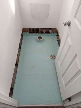 Before - Bathroom renovation transformation - by JAH BuildGroup | Construction company