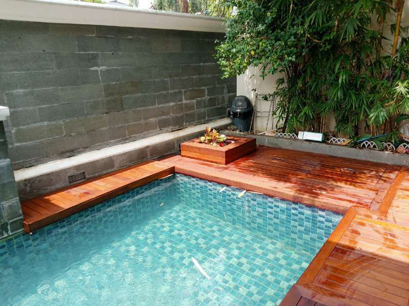 5 Alasan Mengapa Lantai Kayu Deck Cocok untuk Area Kolam Renang Anda