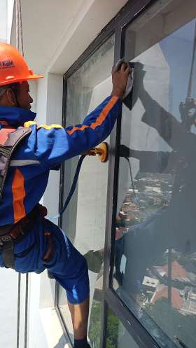 Proses Pembersihan Kaca Gedung - CV Maju Berkarya Mulia
