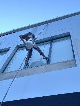 Proses Jasa Pengerjaan Pembersihan Kaca Gedung - CV Maju Berkarya Mulia