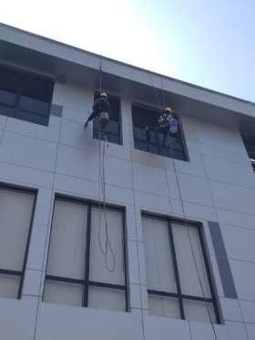 Pembersihan Kaca Gedung