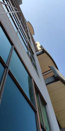 Jasa Pembersihan Kaca Gedung