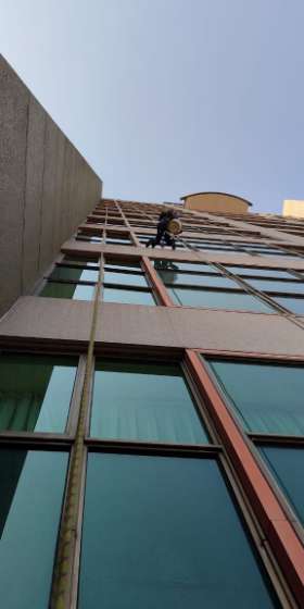 Jasa Pembersihan Kaca Gedung