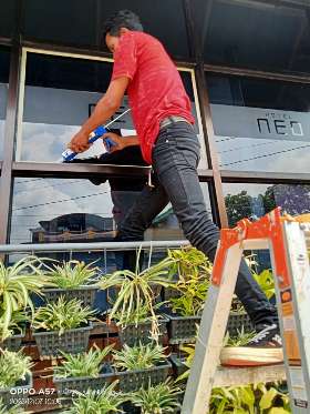 Jasa pemasangan sealant kaca gedung tinggi