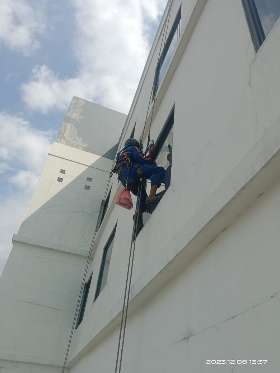 Jasa pemasangan sealant kaca gedung tinggi