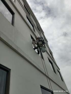 Jasa pemasangan sealant kaca gedung tinggi