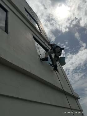 Jasa pemasangan sealant kaca gedung tinggi