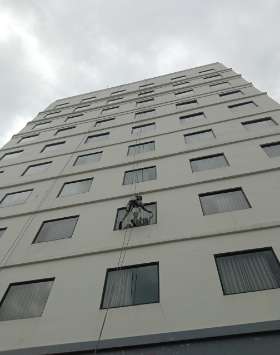 Jasa pemasangan sealant kaca gedung tinggi