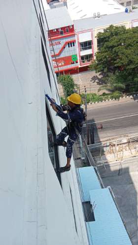 Jasa pemasangan sealant kaca gedung tinggi