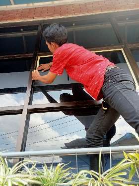 Jasa pemasangan sealant kaca gedung tinggi
