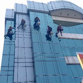 Pengecatan dan Pembersihan Gedung