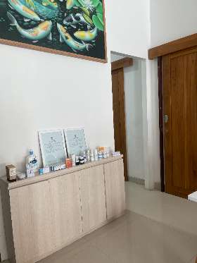 Skincare display di depan ruangan treatments | Evita Skincare