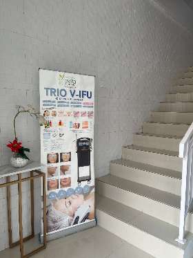 Standing banner berisi informasi mengenai treatments Evita Skincare | Evita Skincare
