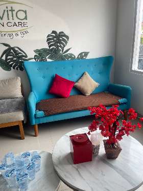Ruang tunggu dengan sofa yang nyaman untuk customer | Evita Skincare