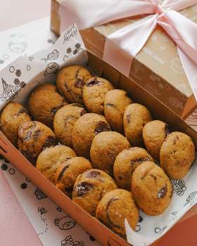 18 Pcs Dark Choc Sea Salt Small Cookies in a box - HoneyBear Cookies & bakery Jakarta