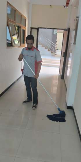 Membersihkan bagian belakang kantor │ PT Duta Dwi Karya Abadi