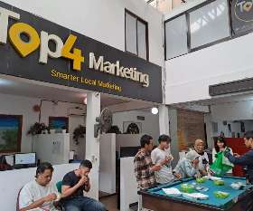 Makan siang dengan Salad Wraps pemberian Klien kami - Crunchaus | Top4 Marketing
