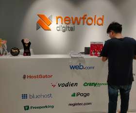 Perjalanan Top4 terus berlanjut! Senang sekali melihat plakat bisnis yang direkomendasikan di kantor Vodien, Singapura. Kami mendunia, satu kantor pada satu waktu | Top4 Marketing