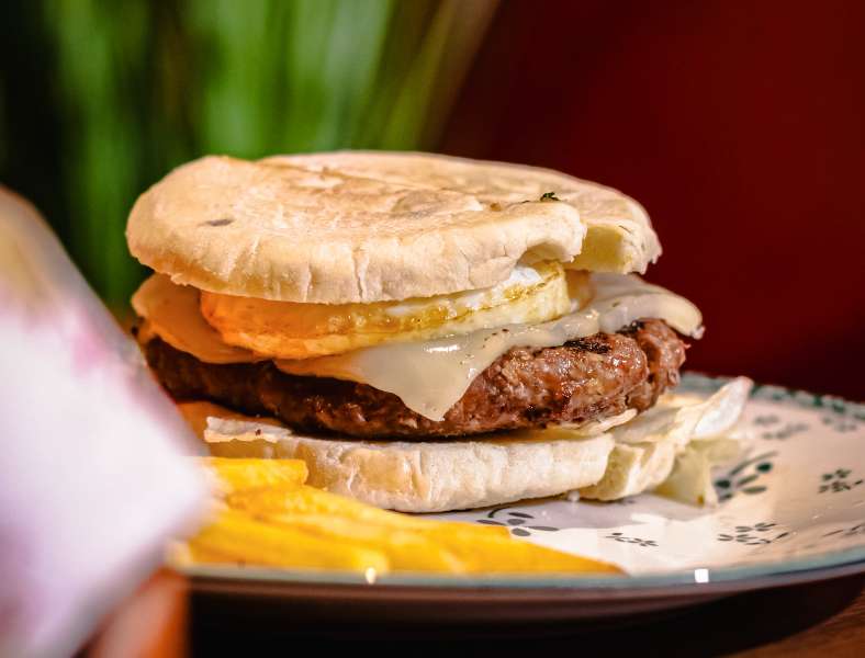 Harus Coba! Burger Serbia Otentik di Indonesia, Burger Unik yang Halal