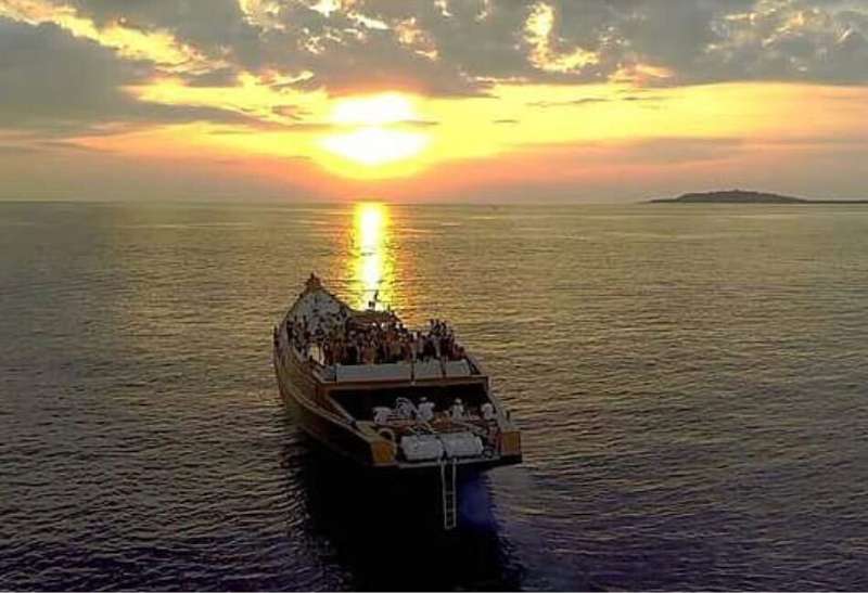 Dragoon Yacht Bali Overnight Cruise – Discover Luxury, Comfort & Adventure