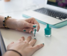 Top 4 Work-Appropriate Nail Polish Colours Based on Your Workplace