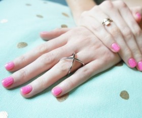 How to Choose the Right Nail Polish Colour for You